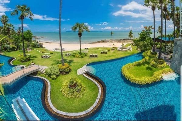 Luxurious Beachfront Pattaya Exterior foto