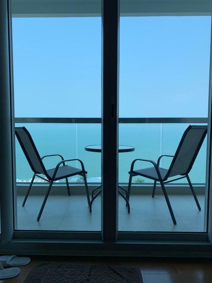 Luxurious Beachfront Pattaya Exterior foto