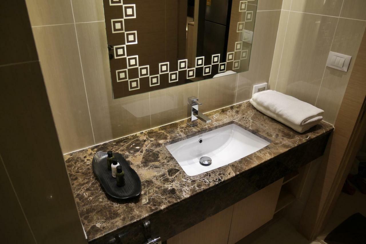 Luxurious Beachfront Pattaya Exterior foto