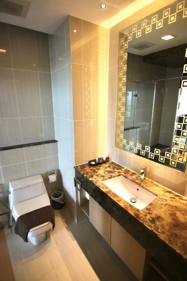 Luxurious Beachfront Pattaya Exterior foto