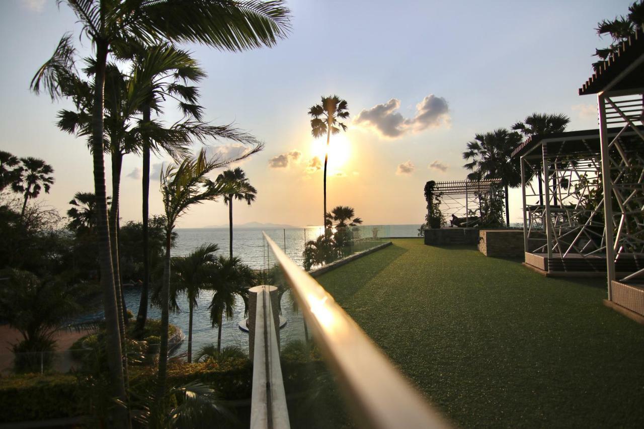 Luxurious Beachfront Pattaya Exterior foto